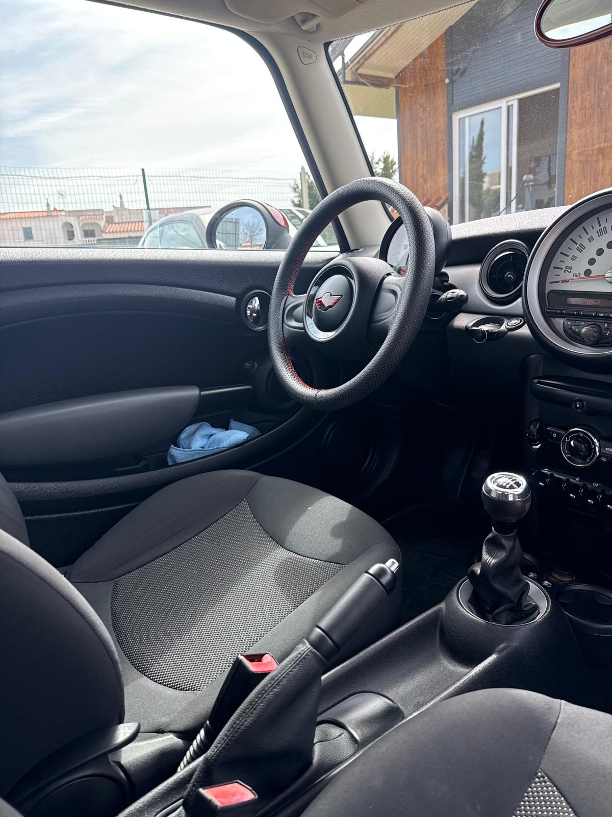 MINI MINI Cooper 1.6 (2011)